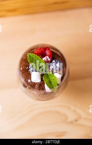 Vue de dessus prise de verres remplis de délicieux chocolat mousse Banque D'Images