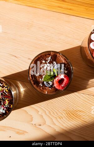 Vue de dessus prise de vue en groupe de verres remplis de délicieux chocolat mousse Banque D'Images