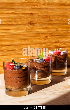 Prise de vue de groupe avec des verres remplis de mousse au chocolat Banque D'Images