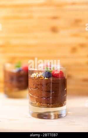 Prise de vue de groupe avec des verres remplis de mousse au chocolat Banque D'Images