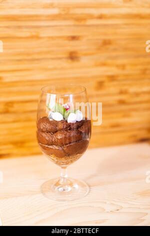 Verre rempli de mousse de chocolat et de garnitures Banque D'Images