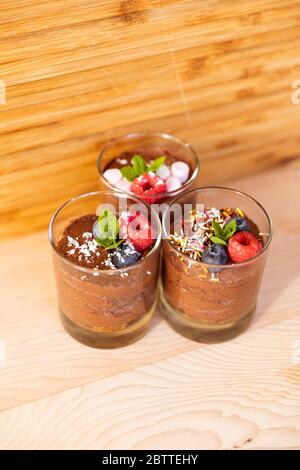 Prise de vue de groupe avec des verres remplis de mousse au chocolat Banque D'Images