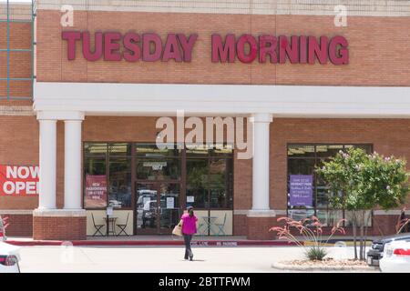 Dallas, États-Unis. 27 mai 2020. Photo prise le 27 mai 2020 montre un magasin le mardi matin à Plano, au Texas, aux États-Unis. Mardi matin, un détaillant américain hors prix a déposé une demande de protection contre la faillite dans le contexte de la pandémie COVID-19, a déclaré la société mercredi. Crédit : Dan Tian/Xinhua/Alay Live News Banque D'Images