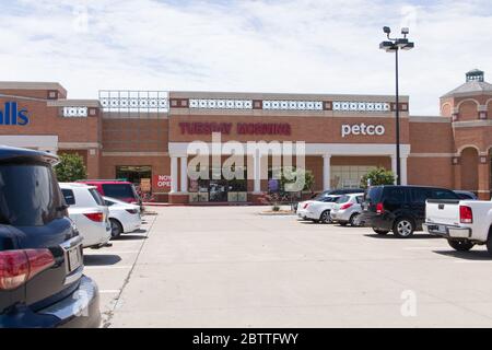 Dallas, États-Unis. 27 mai 2020. Photo prise le 27 mai 2020 montre un magasin le mardi matin à Plano, au Texas, aux États-Unis. Mardi matin, un détaillant américain hors prix a déposé une demande de protection contre la faillite dans le contexte de la pandémie COVID-19, a déclaré la société mercredi. Crédit : Dan Tian/Xinhua/Alay Live News Banque D'Images