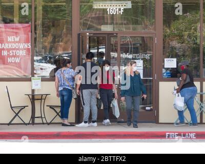 Dallas, États-Unis. 27 mai 2020. Les gens viennent et vont dans un magasin du mardi matin à Plano, Texas, États-Unis, le 27 mai 2020. Mardi matin, un détaillant américain hors prix a déposé une demande de protection contre la faillite dans le contexte de la pandémie COVID-19, a déclaré la société mercredi. Crédit : Dan Tian/Xinhua/Alay Live News Banque D'Images