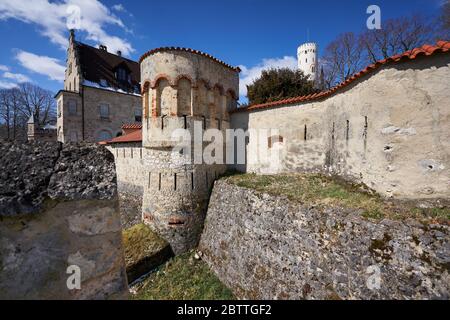 Fossé avec mur au premier plan du château de Lichtenstein Banque D'Images