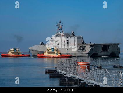 Le navire de combat littoral USS Kansas City, variante de la marine américaine, est remorqué jusqu'à la base navale de San Diego, qui devient le dernier navire à entrer en service le 24 mai 2020 à San Diego, en Californie. Banque D'Images