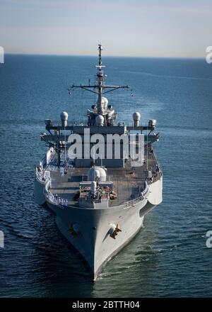 Les marins de la Marine américaine affectés au navire de commandement et de contrôle de classe Blue Ridge USS Mount Whitney participent à une cérémonie commémorative en l'honneur du jour du souvenir le 26 mai 2020 au large de la côte normande, en France. Banque D'Images