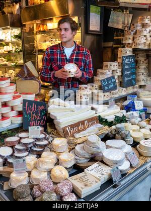 MARCHÉ DE QUARTIER LA FROMAGERIE FRANÇAISE Londres UK authentique et sympathique charmant marché du fromage français stalle et porte-affiche de Brie de Meaux, Mont Dor, Camembert, Pont l'Eveque etc. Au Borough Market Southwark Londres Banque D'Images