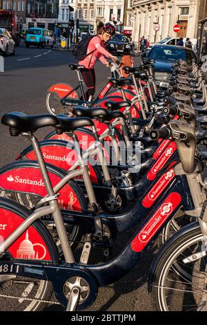 Bicyclettes London TFL Santander ligne sponsorisée de vélos rouges de location vélos de Southwark Street avec femme de banlieue port casque de sécurité de location de vélo, transport pour Londres Southwark Londres UK Banque D'Images