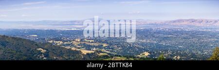 Vue panoramique sur la Silicon Valley, avec des immeubles de bureaux à proximité de la baie, entouré de zones résidentielles; collines et vallées dans les montagnes Santa Cruz i Banque D'Images