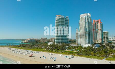 Miami Beach par une journée ensoleillée et lumineuse, vue aérienne Banque D'Images