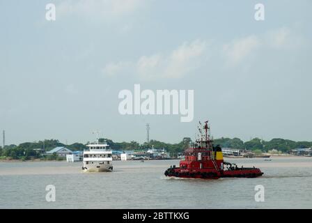 Un ferry pour passagers arrivant au terminal de ferry de Pansodan depuis Dala après un voyage à travers le fleuve Yangon, Yangon, Myanmar, Asie. Banque D'Images