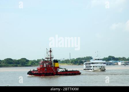 Un ferry pour passagers arrivant au terminal de ferry de Pansodan depuis Dala après un voyage à travers le fleuve Yangon, Yangon, Myanmar, Asie. Banque D'Images