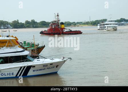 Un ferry pour passagers arrivant au terminal de ferry de Pansodan depuis Dala après un voyage à travers le fleuve Yangon, Yangon, Myanmar, Asie. Banque D'Images