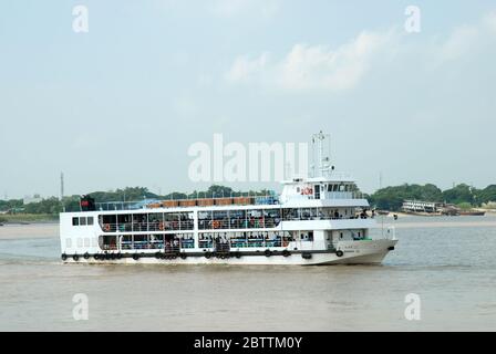 Un ferry pour passagers arrivant au terminal de ferry de Pansodan depuis Dala après un voyage à travers le fleuve Yangon, Yangon, Myanmar, Asie. Banque D'Images