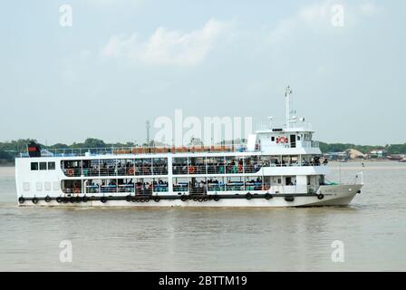 Un ferry pour passagers arrivant au terminal de ferry de Pansodan depuis Dala après un voyage à travers le fleuve Yangon, Yangon, Myanmar, Asie. Banque D'Images