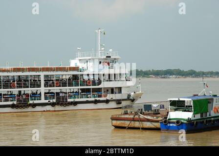 Un ferry pour passagers arrivant au terminal de ferry de Pansodan depuis Dala après un voyage à travers le fleuve Yangon, Yangon, Myanmar, Asie. Banque D'Images