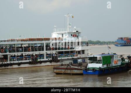 Un ferry pour passagers arrivant au terminal de ferry de Pansodan depuis Dala après un voyage à travers le fleuve Yangon, Yangon, Myanmar, Asie. Banque D'Images