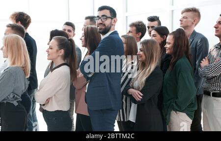 groupe de jeunes divers debout ensemble et regardant vers l'avenir Banque D'Images