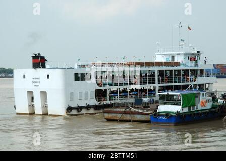 Un ferry pour passagers arrivant au terminal de ferry de Pansodan depuis Dala après un voyage à travers le fleuve Yangon, Yangon, Myanmar, Asie. Banque D'Images