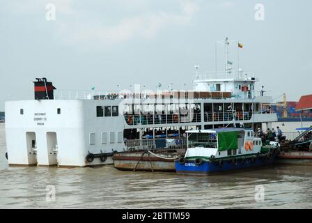 Un ferry pour passagers arrivant au terminal de ferry de Pansodan depuis Dala après un voyage à travers le fleuve Yangon, Yangon, Myanmar, Asie. Banque D'Images