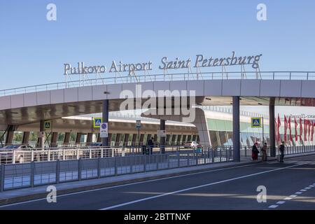 Saint-PÉTERSBOURG, RUSSIE - 24 JUIN 2019 : sur la rampe de la zone de départ de l'aéroport de Pulkovo. Aéroport international Pulkovo - extérieur du bâtiment. Banque D'Images