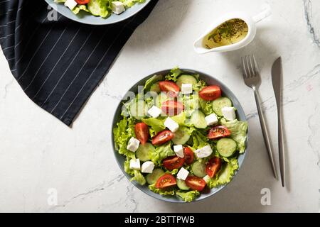 Salade délicieuse de légumes frais et de feta. Vue de dessus Banque D'Images