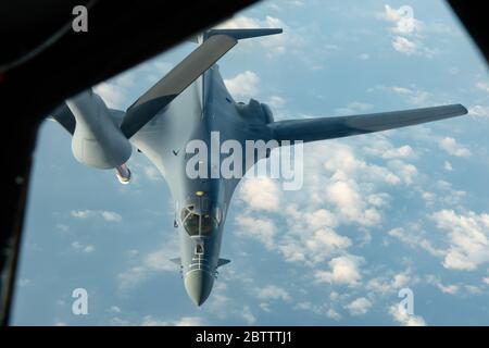 Un bombardier furtif B-1B de la U.S. Air Force de la 28e Escadre Bomb s'approche d'un KC-135 Stratotanker pour faire le plein à bord du 30 avril 2020 au-dessus de l'océan Pacifique. L'avion effectuait une sortie aller-retour de 32 heures pour effectuer des opérations sur le Pacifique. Banque D'Images