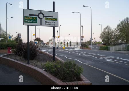 Mini rond-point sur Hale End Road qui va sur la A406 North Circular. Londres Banque D'Images