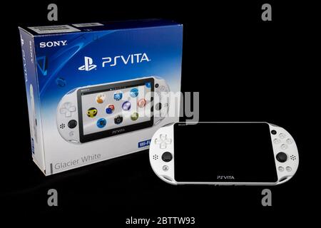Console portable PlayStation Vita en blanc glacier avec boîte. Banque D'Images