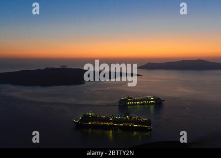 Coucher de soleil sur la caldeira de Santorin, avec 2 bateaux de croisière. Vue de Fira. Grèce Banque D'Images
