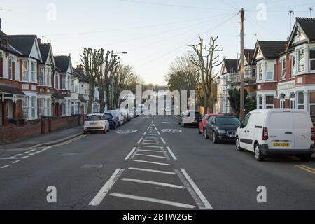 Hale End Road dans Highams Park tôt le matin sans personne. Londres Banque D'Images