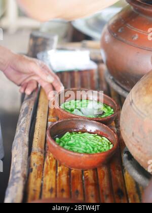 Un vendeur indonésien dewet/cendol prépare la commande de l'acheteur l'après-midi. Banque D'Images