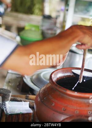 Un vendeur indonésien dewet/cendol prépare la commande de l'acheteur l'après-midi. Banque D'Images