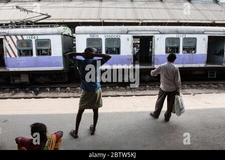 Howrah Junction, la gare, bondée et occupée avec des navetteurs. Chemins de fer indiens. Voyage en train. Howrah, Kolkata, Inde Banque D'Images