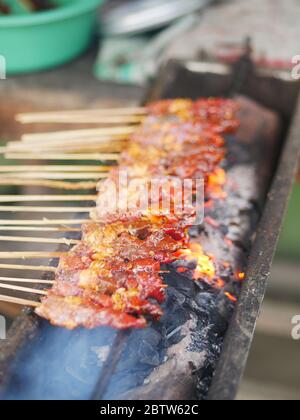 Vendeur préparant le satay de chèvre dans un magasin traditionnel à Kediri, Indonésie Banque D'Images