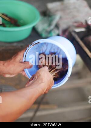 Vendeur préparant le satay de chèvre dans un magasin traditionnel à Kediri, Indonésie Banque D'Images