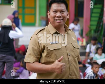 27 janvier 2020 - Tarakan/Indonésie: Un point de vue des enfants volontaires qui ont accompagné les réfugiés pompiers travaillant dans l'après-midi à Tarakan, Indonésie Banque D'Images