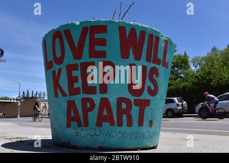 New York, États-Unis. 27 mai 2020. Un jardinière peinte lit « Love will Keep US Apart », une référence à la nécessité de rester à la maison pour arrêter la propagation de COVID-19, dans la section Greenwood Heights du quartier de Brooklyn de New York City, NY, le 27 mai 2020. L'expression est une parodie d'une chanson de capitaine et de Tennille intitulée «Love will Keep US Together», publiée en 1975. (Anthony Behar/Sipa USA) crédit: SIPA USA/Alay Live News Banque D'Images