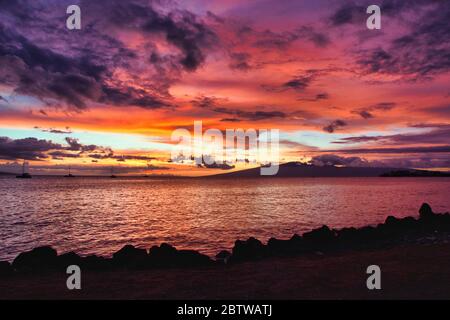Un coucher de soleil incroyable et flamboyant depuis les rives de Maui jusqu'aux îles voisines de Lanai et Molokai. Banque D'Images
