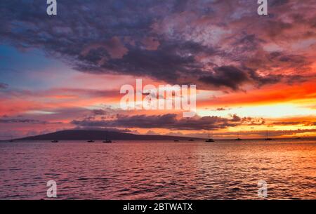 Un coucher de soleil incroyable et flamboyant depuis les rives de Maui jusqu'aux îles voisines de Lanai et Molokai. Banque D'Images