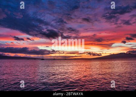 Un coucher de soleil incroyable de Maui à Lanai et Molokai. Banque D'Images