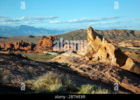 NV00149-00....NEVADA - vue sur les buttes de roche au coucher du soleil près du parking 3 dans le parc national de la Vallée de feu. Banque D'Images