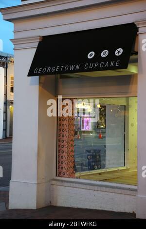 Washington, DC, États-Unis. 27 mai 2020. - aujourd'hui Georgetown Cupcake était en tendance sur Twitter après que le chef de la Maison Blanche, Kelly Anne Conway, a déclaré que le vote était comme se tenir en ligne à Georgetown Cupcake. 27 mai 2020. Washington, DC crédit: Mpi34/Media Punch/Alay Live News Banque D'Images