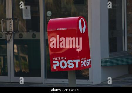 Caloundra, Queensland, Australie - 26 mai 2020 : boîte aux lettres australienne à l'extérieur du bureau de poste fermé. Banque D'Images