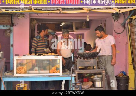 Un homme qui vend du kachori, un snack indien dans son magasin. Banque D'Images