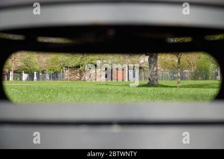 Vue à travers la poubelle vide à l'entrée arrière de Wilhelma, partie limitée de Stuttgart Banque D'Images