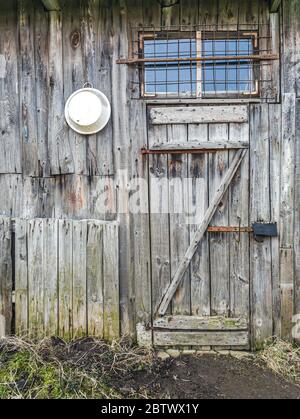 ancien mur de hangar en bois avec porte et fenêtre fermées Banque D'Images