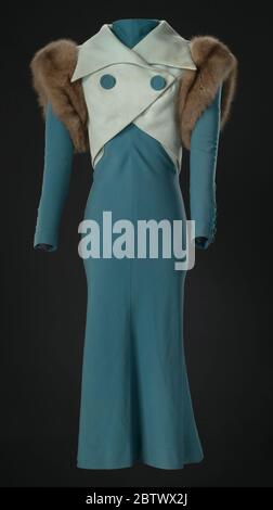 Robe de costume portée par Diana Ross comme Billie Holiday à Lady chante les bleus. Robe de taille mi-mollet à manches longues en laine sergé Teal portée par Diana Ross en tant que Billie Holiday in the Paramount Pictures a produit le film 1972 « Lady Stelle the Blues ». La robe est dotée d'un col montant et ne comporte pas de couture à la taille, mais des coutures au centre à l'avant et à l'arrière. Banque D'Images